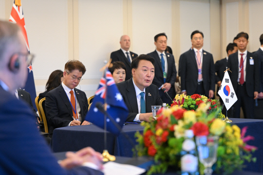 북대서양조약기구(NATO·나토) 정상회의에 참석한 윤석열 대통령이 12일(현지시간) 빌뉴스 한 호텔에서 열린 한국·일본·호주·뉴질랜드 4개국(AP4) 정상회담에서 발언하고 있다.  빌뉴스[리투아니아]=연합뉴스